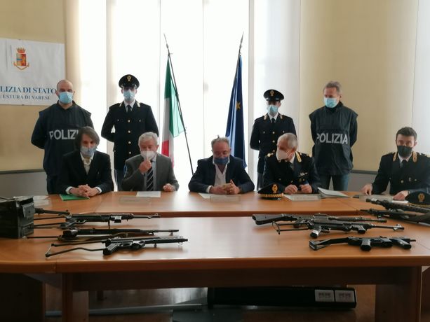 FOTO E VIDEO. Kalashnikov, uzi e granate, sequestrato un arsenale di armi da guerra a Gallarate