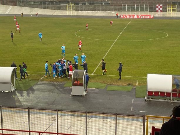 Il Varese è una cosa seria: giocatori inadeguati e chi li ha scelti alzino i tacchi. Grazie ai tifosi fuori dai cancelli e a chi ci mette i soldi Il Varese è una cosa seria: giocatori inadeguati e chi li ha scelti alzino i tacchi. Grazie ai tifosi fuori dai cancelli e a chi ci mette i soldi