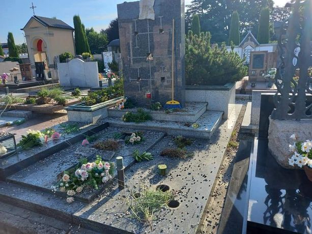 Il sindaco di Venegono Inferiore: «Sconvolti per le tombe danneggiate nella notte al cimitero. Già individuato il colpevole»