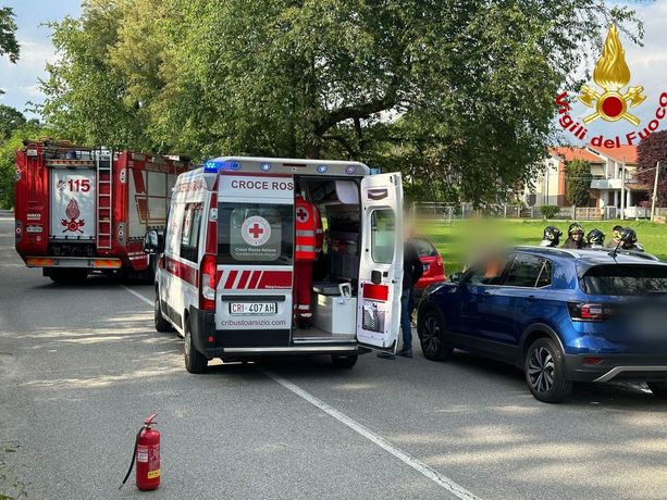 Auto finisce contro un palo a Samarate, soccorso un 72enne: in azione anche i vigili del fuoco
