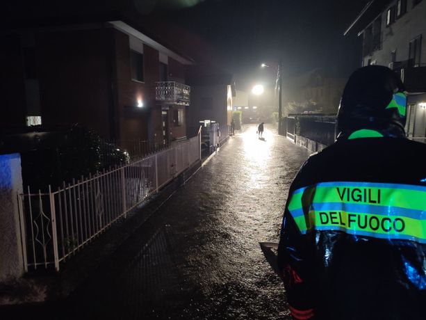 Ancora nubifragi nella notte sul Varesotto: evacuata una famiglia a Cassano Magnago, allagamenti anche nel Gallaratese