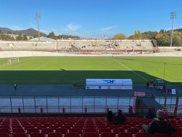IN DIRETTA. Varese-Sona 0-0. Biancorossi, sfida cruciale. Striscione della curva IN DIRETTA. Varese-Sona 0-0. Biancorossi, sfida cruciale. Striscione della curva