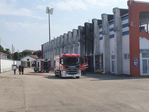 FOTO. Fiamme allo “Speroni”. A fuoco il magazzino attrezzi della Pro Patria