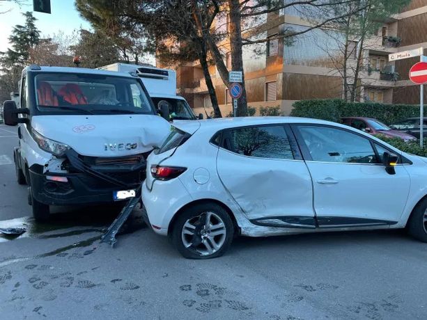 Scappano dal posto di blocco a bordo di un'auto rubata e provocano un incidente Scappano dal posto di blocco a bordo di un'auto rubata e provocano un incidente