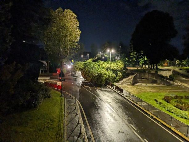 Saronno, i danni della tempesta notturna: capannoni scoperchiati, tapparelle strappate e insegne in frantumi