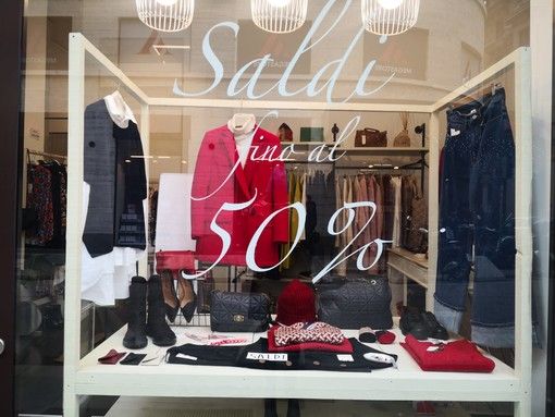 Quasi due italiani su tre approfitteranno dei saldi invernali appena cominciati Quasi due italiani su tre approfitteranno dei saldi invernali appena cominciati