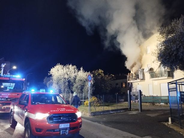Pietra, incendio in un appartamento di via Padre Alberti: mobilitati i soccorsi Pietra, incendio in un appartamento di via Padre Alberti: mobilitati i soccorsi