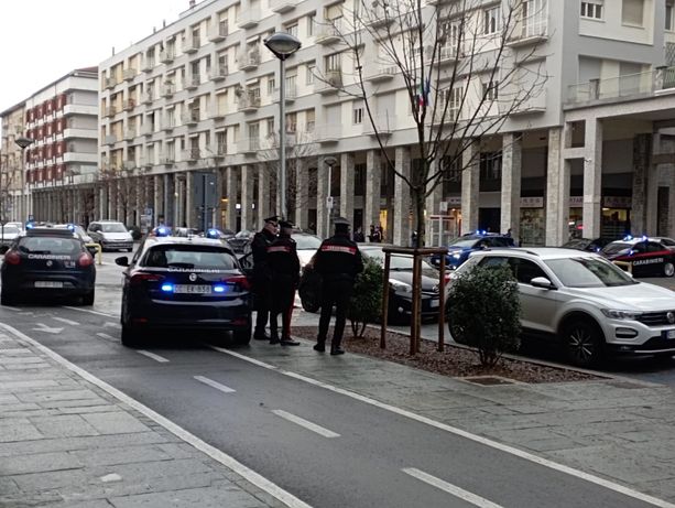 Cuneo, nuovi controlli delle forze dell’ordine tra stazione e Movicentro. In corso Giolitti chiusa un’attività di parrucchiere Cuneo, nuovi controlli delle forze dell’ordine tra stazione e Movicentro. In corso Giolitti chiusa un’attività di parrucchiere