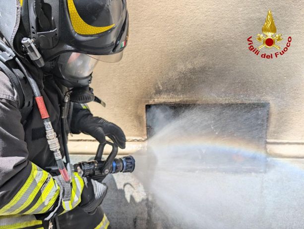 Incendio in alcune cantine di via Venasca: palazzo evacuato, 5 persone intossicate Incendio in alcune cantine di via Venasca: palazzo evacuato, 5 persone intossicate