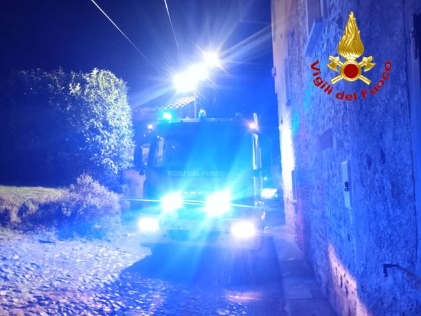 FOTO. Tetto in fiamme nella notte: a Casalzuigno intervengono i vigili del fuoco FOTO. Tetto in fiamme nella notte: a Casalzuigno intervengono i vigili del fuoco