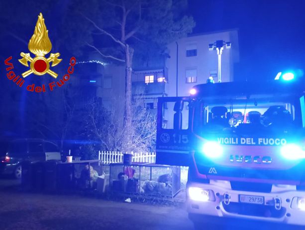 FOTO. Scantinato di un condominio in fiamme. Intervengono i vigili del fuoco a Cairate FOTO. Scantinato di un condominio in fiamme. Intervengono i vigili del fuoco a Cairate
