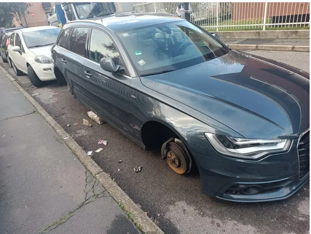 Non c'è pace a Saronno: dopo i finestrini distrutti, rubate le gomme di un'auto parcheggiata Non c'è pace a Saronno: dopo i finestrini distrutti, rubate le gomme di un'auto parcheggiata