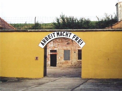 L’arte come sopravvivenza alla Shoah: arriva nelle sale ‘Terezin’, il film di Gabriele Guidi