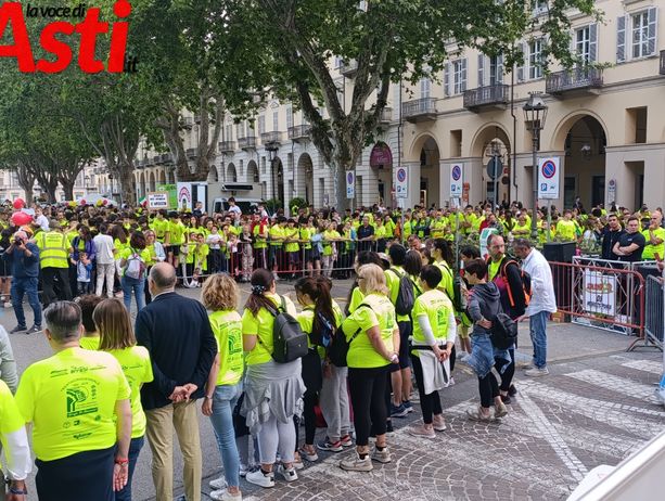 Partiti! Il mare di magliette giallo fluo invade la città con la 37esima StraAsti