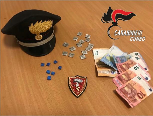 Nascondeva crack e rivotril: spacciatore arrestato dai carabinieri nel piazzale della Libertà a Cuneo Nascondeva crack e rivotril: spacciatore arrestato dai carabinieri nel piazzale della Libertà a Cuneo