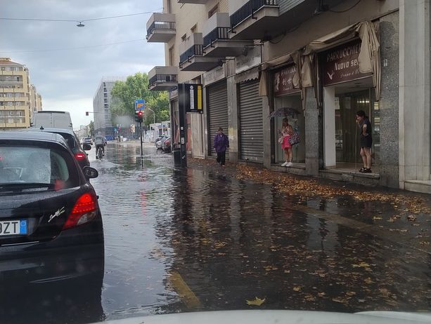 Bomba d'acqua a Torino: strada allagata in corso Vercelli Bomba d'acqua a Torino: strada allagata in corso Vercelli