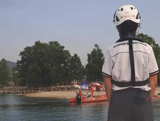 Recuperato il ragazzo dispero alla foce del Tresa. Corsa all'ospedale di Luino per tentare di salvarlo