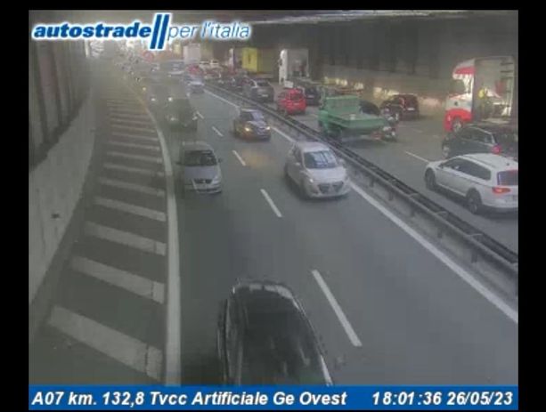 Auto in fiamme nella galleria in autostrada, code in A7 Auto in fiamme nella galleria in autostrada, code in A7