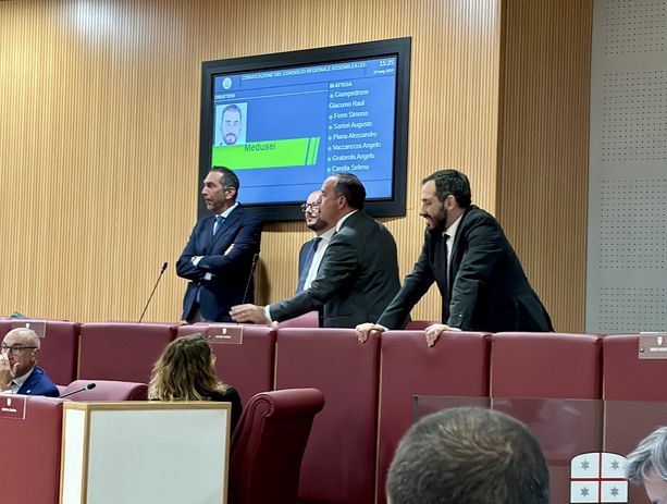 La giunta fa quadrato attorno a Toti, opposizioni sulle barricate: alta tensione in consiglio regionale (video)