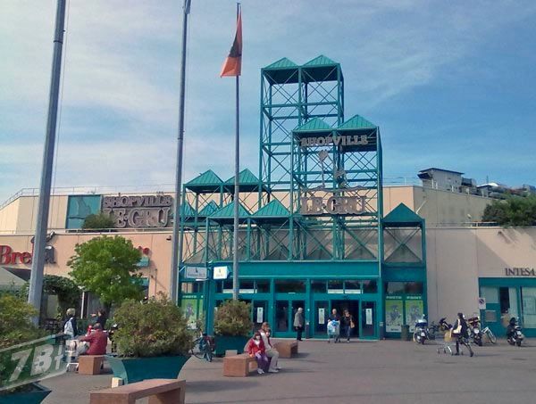 Serata movimentata a Le Gru: centro commerciale evacuato e tutti fuori, ma si tratta di un falso allarme
