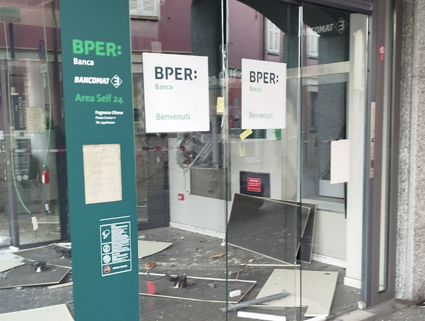 Boato nella notte, esplode il bancomat. Colpo alla Bper di Fagnano Olona