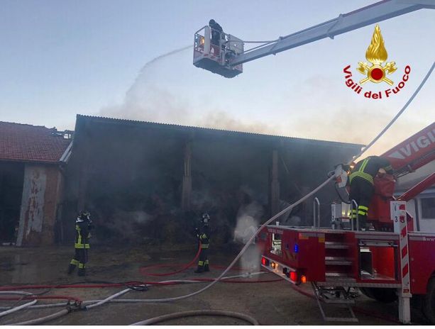 Cuneo, a fuoco un fienile con 300 balle di fieno in frazione Bombonina Cuneo, a fuoco un fienile con 300 balle di fieno in frazione Bombonina