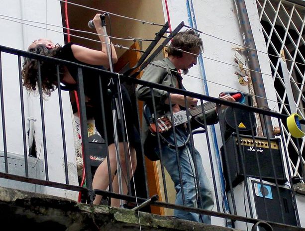 Concertino dal balconcino, artisti denunciano: "Kerosene nella nostra cantina" Concertino dal balconcino, artisti denunciano: "Kerosene nella nostra cantina"