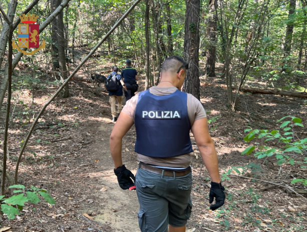 Spaccio al parco Pineta, identificate dalle forze dell'ordine più di 50 persone di cui una quindicina con precedenti Spaccio al parco Pineta, identificate dalle forze dell'ordine più di 50 persone di cui una quindicina con precedenti