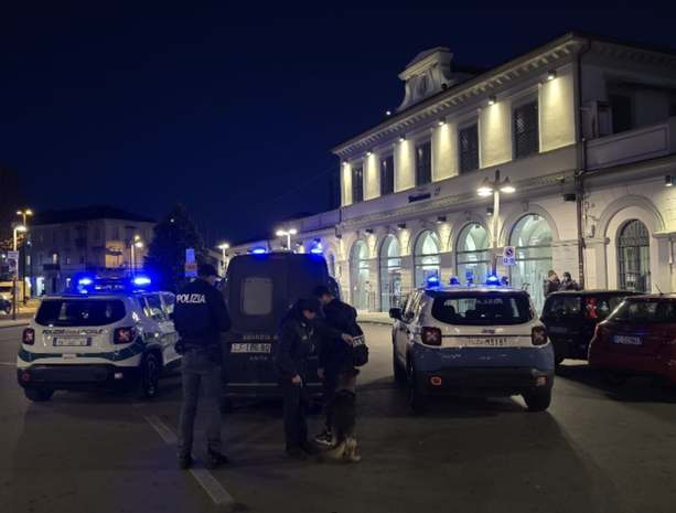 Hashish e crack nascosti nei bagni della stazione di Bra: Squadra Mobile in azione con i cani antidroga Hashish e crack nascosti nei bagni della stazione di Bra: Squadra Mobile in azione con i cani antidroga