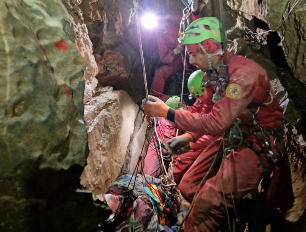 Dopo più di 24 ore di intervento, lo speleologo torinese è fuori dall'Abisso Paperino
