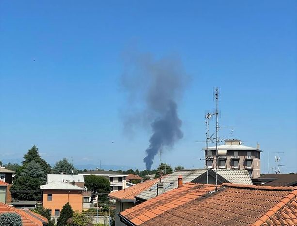 Incendio in una ditta di cosmetici a Rescaldina, soccorsa una persona. «Chiudete le finestre, non recatevi in zona»