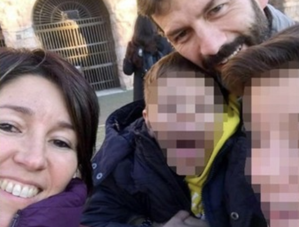 Un lungo applauso e la musica di Morricone: Paderno dà l'addio alla famiglia sterminata dal figlio diciassettenne Un lungo applauso e la musica di Morricone: Paderno dà l'addio alla famiglia sterminata dal figlio diciassettenne