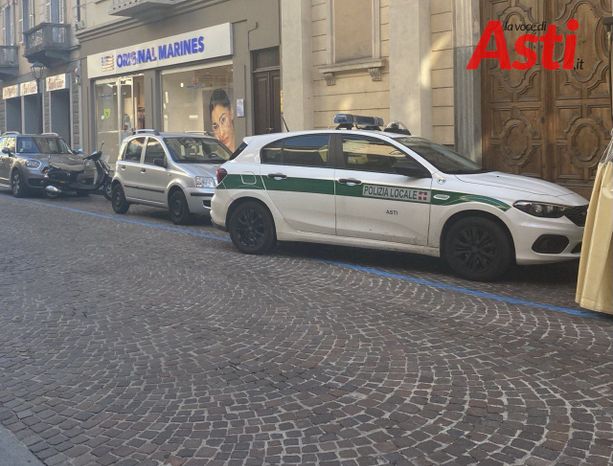 Ruba alcolici al Gulliver di via Cavour di Asti. Fermato e identificato dalla polizia locale Ruba alcolici al Gulliver di via Cavour di Asti. Fermato e identificato dalla polizia locale