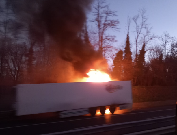Autoarticolato in fiamme sull'A6 tra Niella Tanaro e Mondovì Autoarticolato in fiamme sull'A6 tra Niella Tanaro e Mondovì