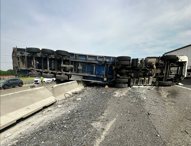 Tir si ribalta in tangenziale sud all'uscita per Debouché: traffico bloccato Tir si ribalta in tangenziale sud all'uscita per Debouché: traffico bloccato