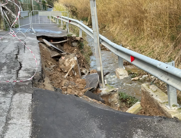 Spotorno, frana nella notte in via Coreallo: utenze senz'acqua, tecnici al lavoro per il ripristino
