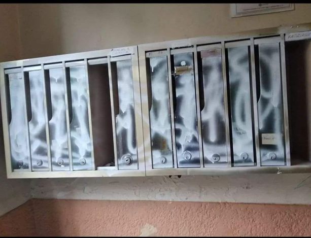 Dopo lo sgombero esplode la rabbia degli abusivi, vandalizzati i condomini: “Non ce ne andiamo” Dopo lo sgombero esplode la rabbia degli abusivi, vandalizzati i condomini: “Non ce ne andiamo”