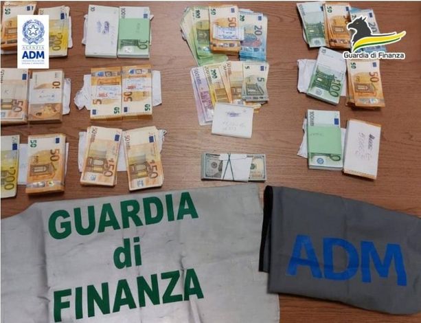 Aeroporto di Villanova: non dichiara 12 mila euro vinti al Casinò di Montecarlo: cittadino britannico fermato da ADM e Finanza