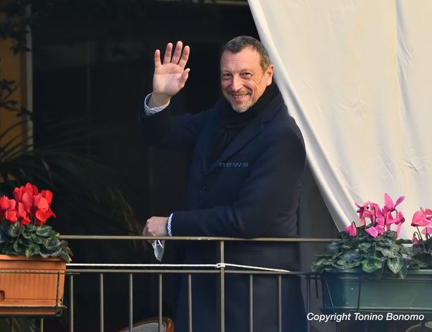 Serviva Amadeus per risollevare Area Sanremo? Con il direttore in prestito da mamma Rai le iscrizioni crescono del 17%, ora il test di qualità