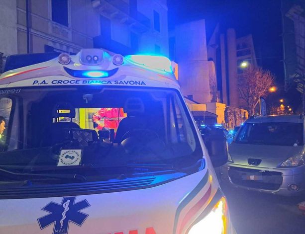 Sfregiato sulla guancia da una coltellata, 51enne ferito tra via XX Settembre e via Luigi Corsi