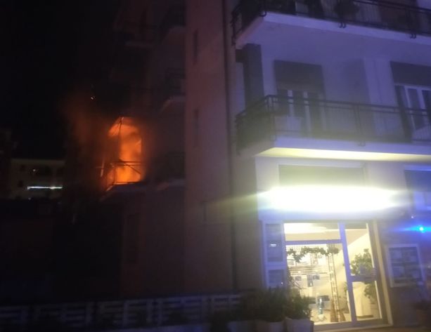 Appartamento in fiamme ad Andora, muoiono un uomo e una donna (FOTO) Appartamento in fiamme ad Andora, muoiono un uomo e una donna (FOTO)