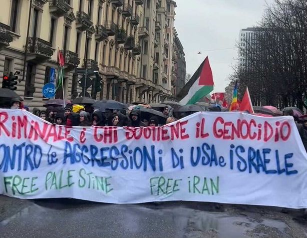 Iran, la pioggia battente non ferma il corteo: "No a guerre imperialiste a danno dei popoli’ [FOTO]