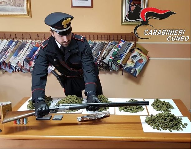 Un chilo di marijuana e un fucile detenuto illegalmente in casa: arrestato giovane di Sanfrè Un chilo di marijuana e un fucile detenuto illegalmente in casa: arrestato giovane di Sanfrè