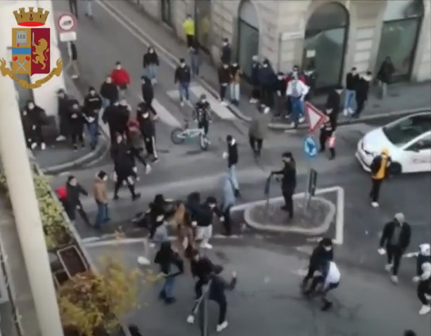 VIDEO. Maxi rissa a Gallarate, identificati alcuni tra i partecipanti. Sono quasi tutti minorenni VIDEO. Maxi rissa a Gallarate, identificati alcuni tra i partecipanti. Sono quasi tutti minorenni