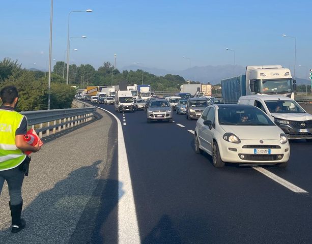 Incidente all'altezza dell'interscambio: tre veicoli coinvolti, traffico paralizzato sulla tangenziale Incidente all'altezza dell'interscambio: tre veicoli coinvolti, traffico paralizzato sulla tangenziale