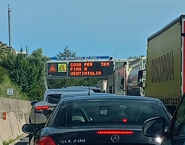 Giorni di festa in Francia e i turisti transalpini riempiono Sanremo: 14 km di coda per il rientro sulla A10