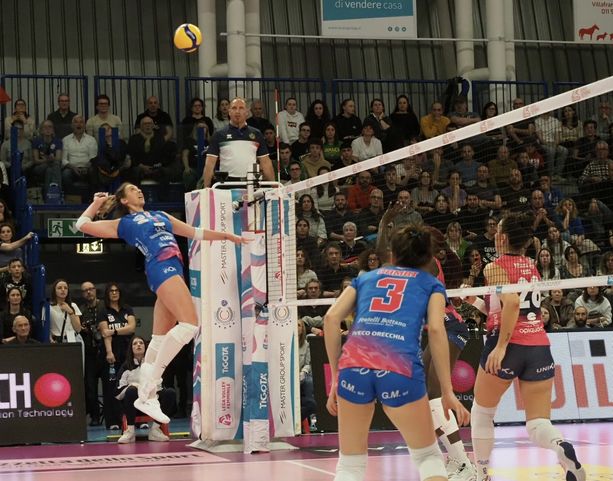 Volley A1/F: la Wash4green Pinerolo emoziona e sfila un punto a Milano Volley A1/F: la Wash4green Pinerolo emoziona e sfila un punto a Milano
