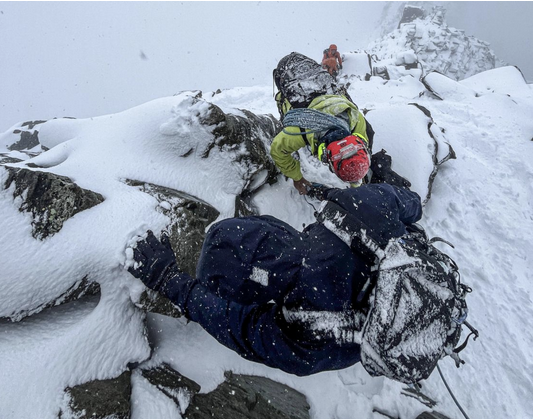 Con scarpe leggere e tuta sul Cervino, salvati in Vallese due due alpinisti vietnamiti Con scarpe leggere e tuta sul Cervino, salvati in Vallese due due alpinisti vietnamiti