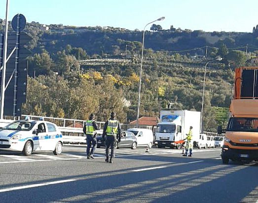 Sanremo: nuove indagini per l'incidente e chiusura dell'Aurelia Bis, lunghe code per gli automobilisti Sanremo: nuove indagini per l'incidente e chiusura dell'Aurelia Bis, lunghe code per gli automobilisti