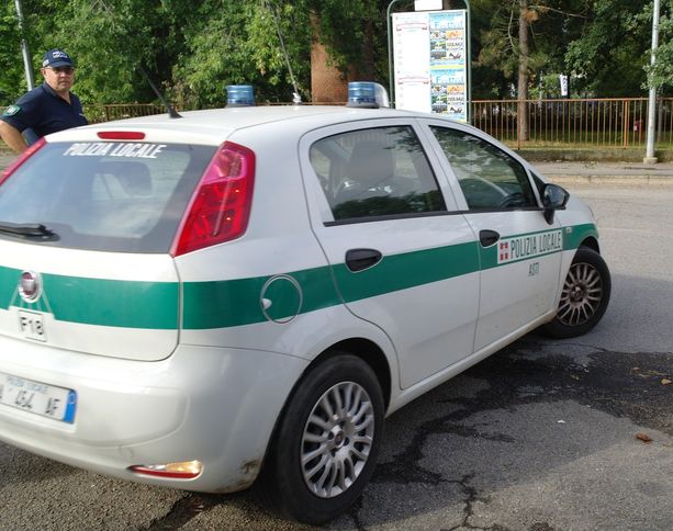 A tutta velocità in corso Genova, prende in pieno due auto e fugge a piedi A tutta velocità in corso Genova, prende in pieno due auto e fugge a piedi